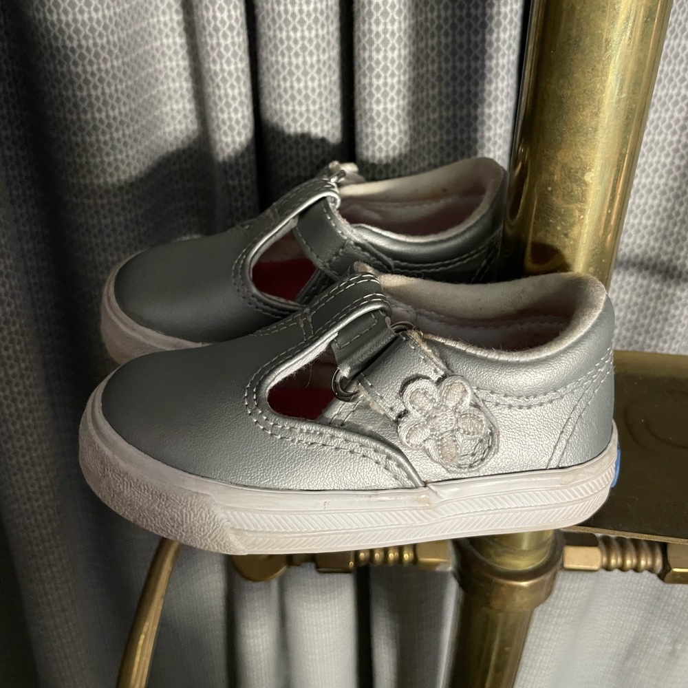 Keds Daphne Sz 4 Baby Shoes Silver CUTE!!